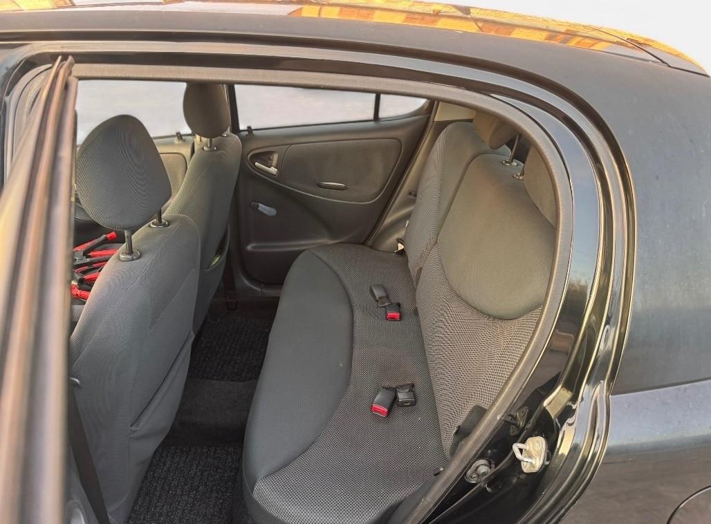 Toyota Yaris 1.0i 16V cat 5 porte Sol