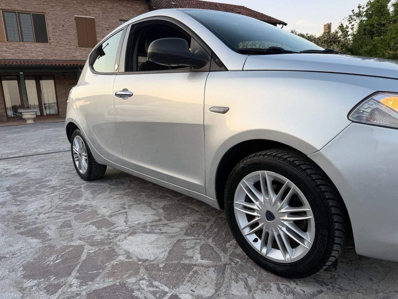 Lancia Ypsilon 1.2 69 CV 5 porte GPL Ecochic Gold neopatentati