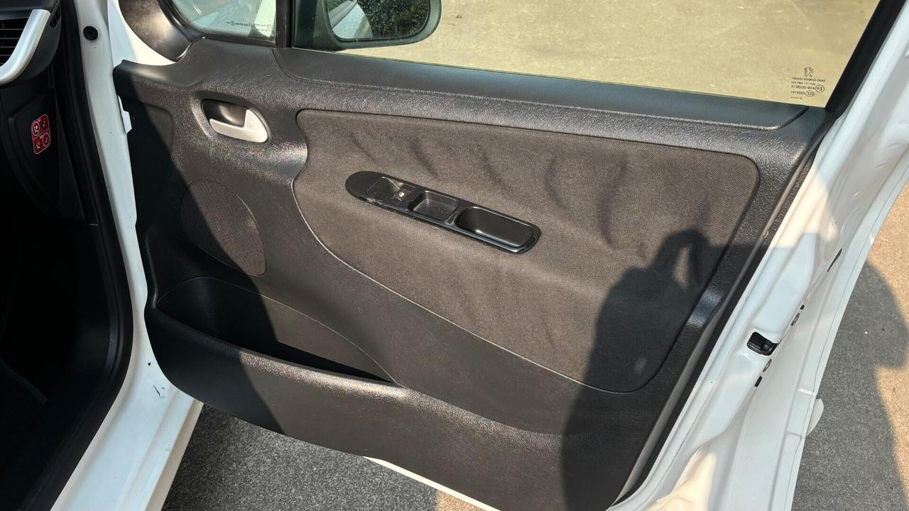 Peugeot 207 1.4 diesel 70CV 5p.ottima per nuovi patentati