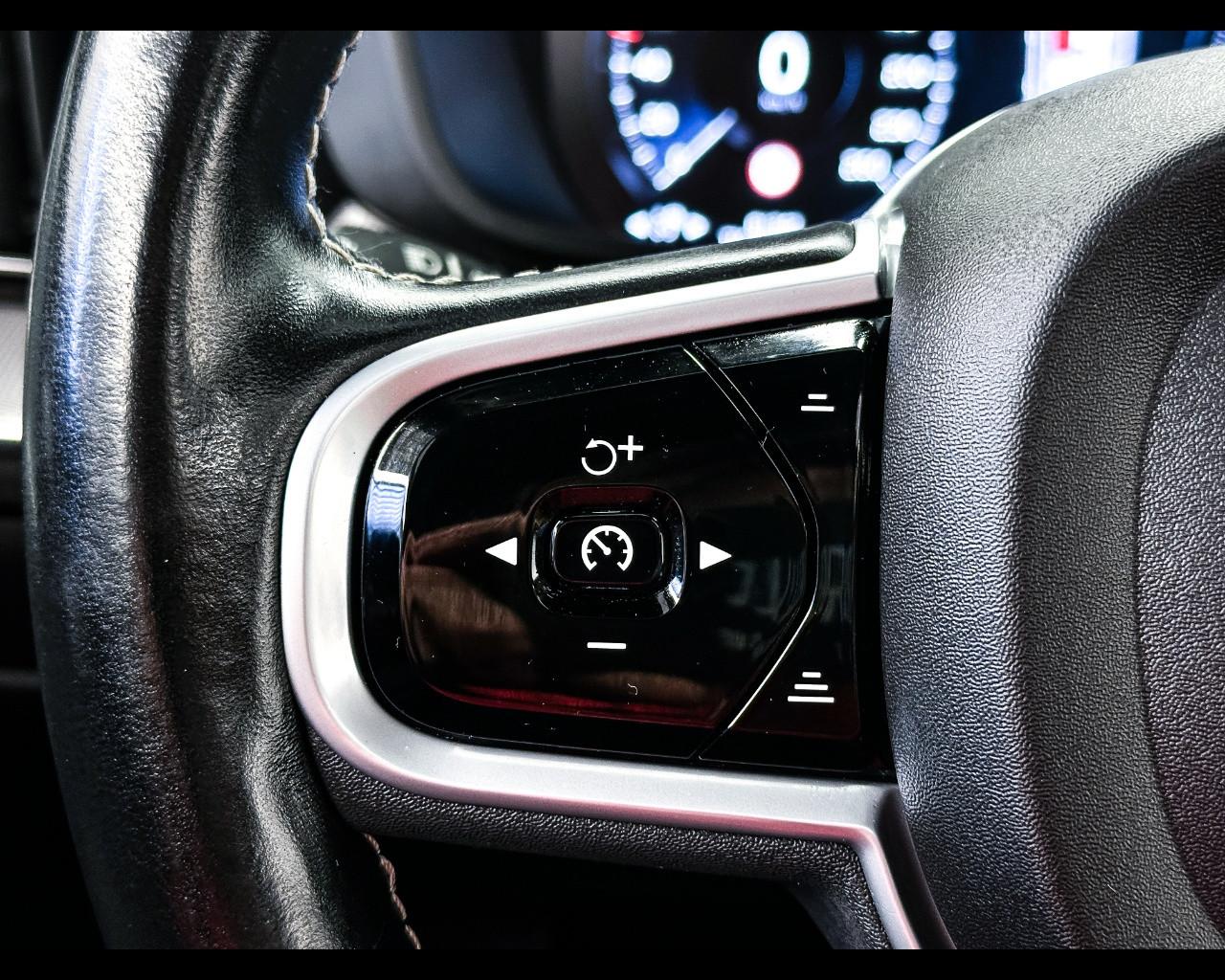 VOLVO XC60 (2017-->) - XC60 B5 (d) AWD Geartronic R-design