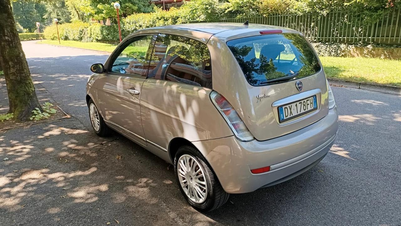 Lancia Ypsilon 1.2 Argento benzina neopatentati