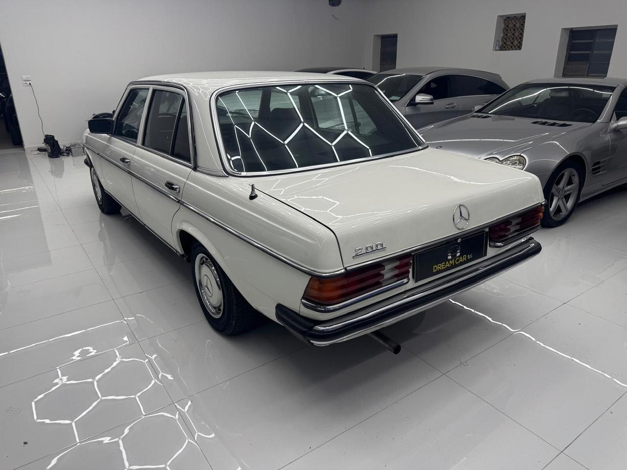 Mercedes-Benz 200 -Benzina
