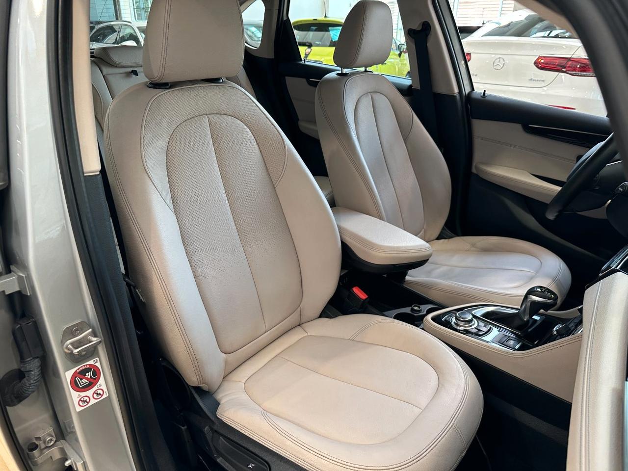 BMW 216 d Active Tourer Luxury Auto - LED - 17" - Pelle - Navi