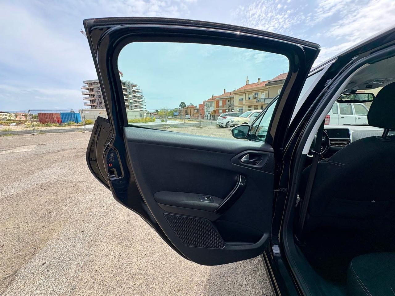 Peugeot 208 Allure 1.6 Blue HDI 75 #10654