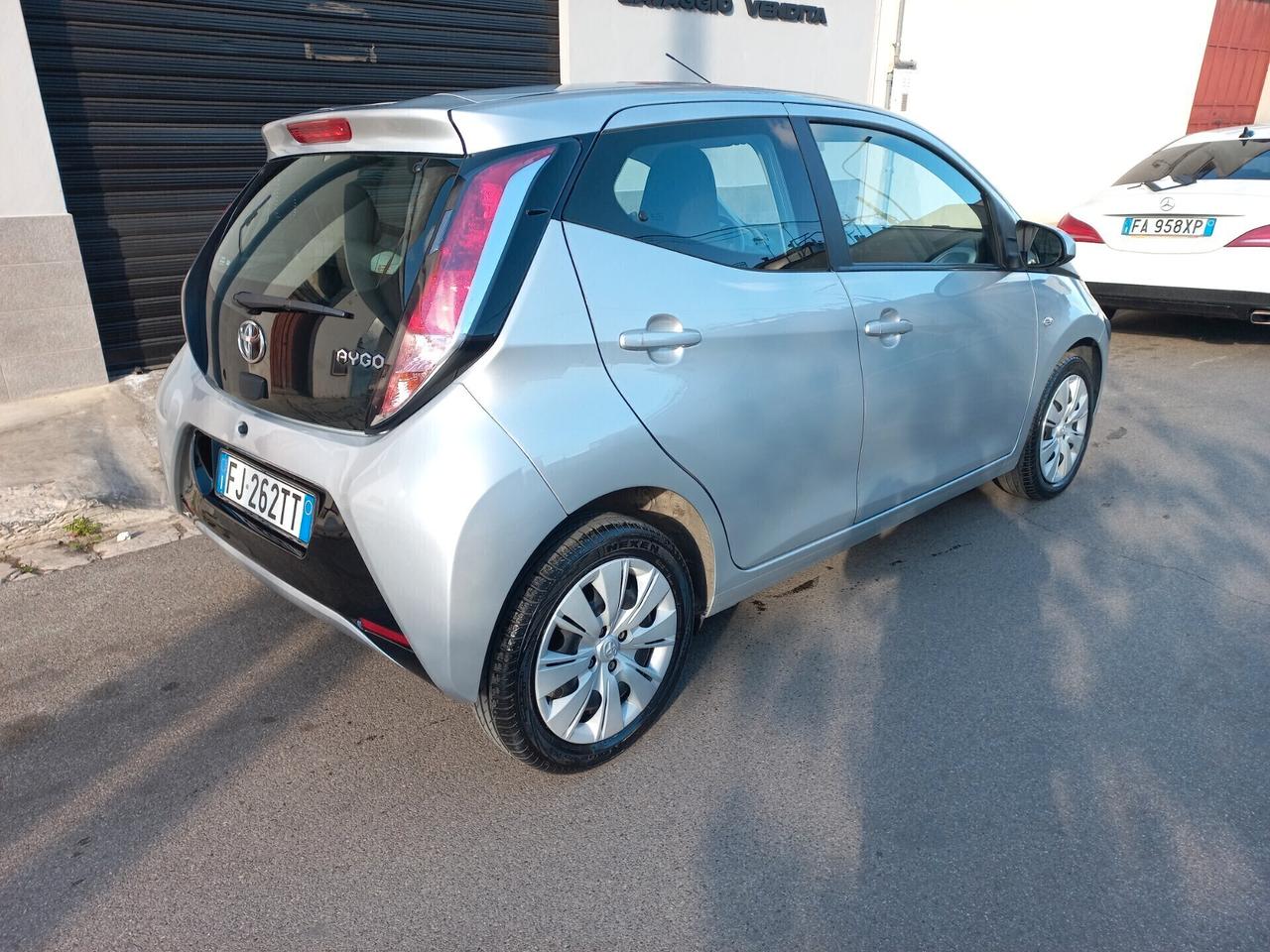 Toyota Aygo 1.0 VVT-i 69 CV 5 porte x-black TSS