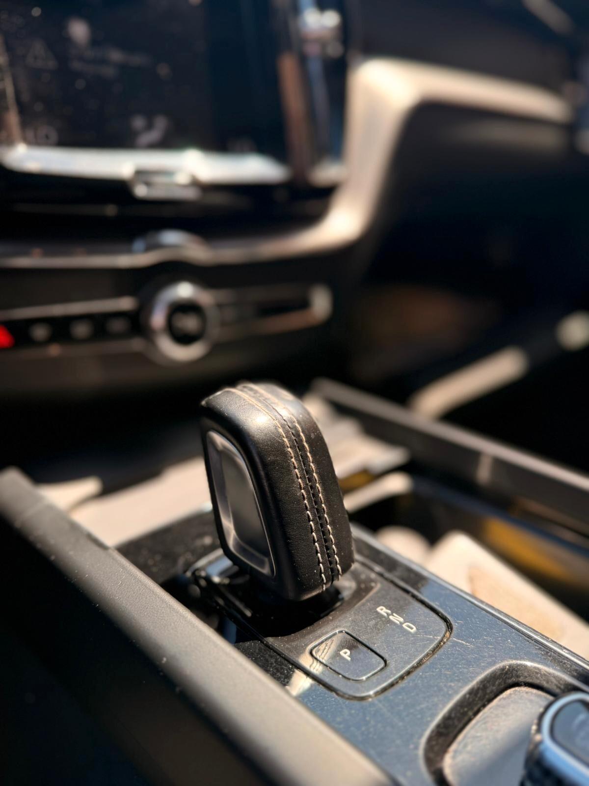 Volvo XC 60 XC60 B4 (d) AWD Geartronic R-design