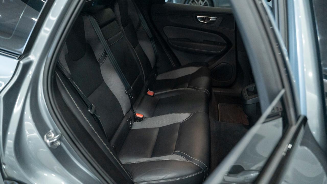 Volvo XC 60 XC60 B4 2.0 AWD R DESIGN AUTO XENO PELLE NAVI FULL OPTIONAL
