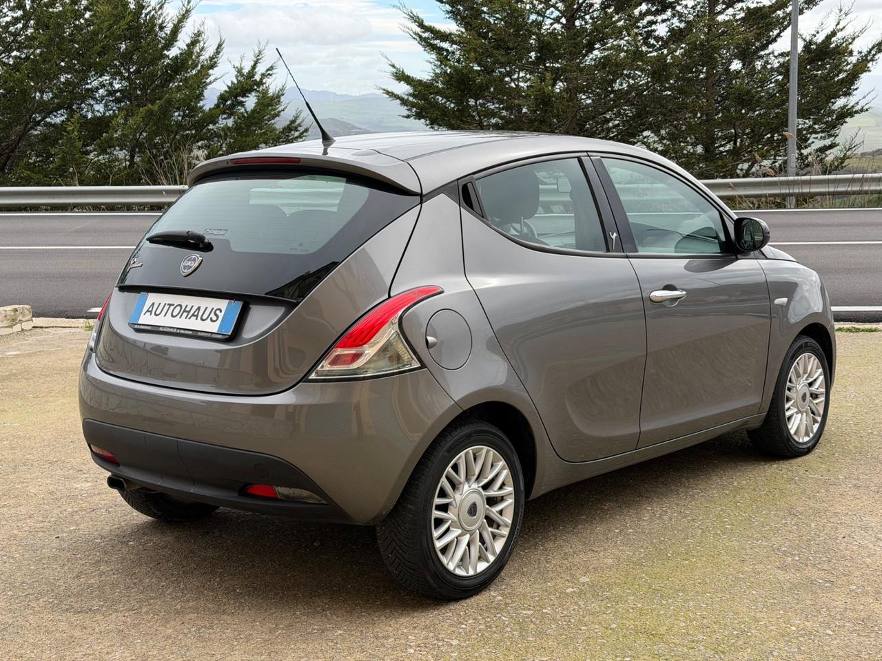 Lancia Ypsilon 1.2 69 CV 5 porte NEOPATENTATI