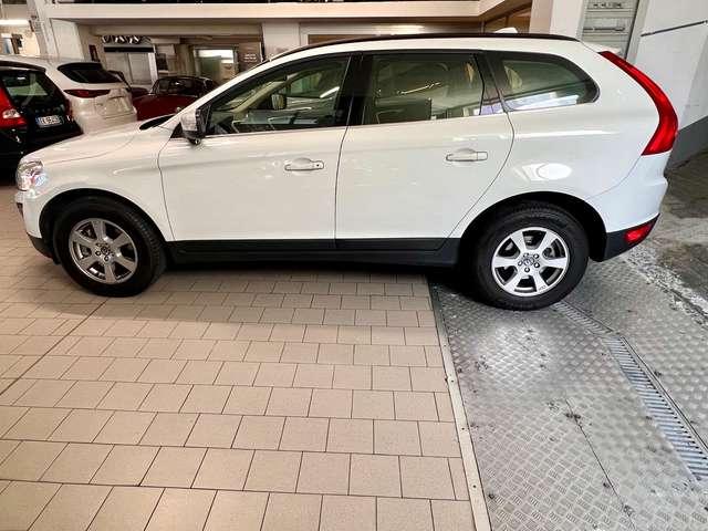 Volvo XC60 XC60 I 2008 2.0 d3 Momentum geartronic Tagliandata