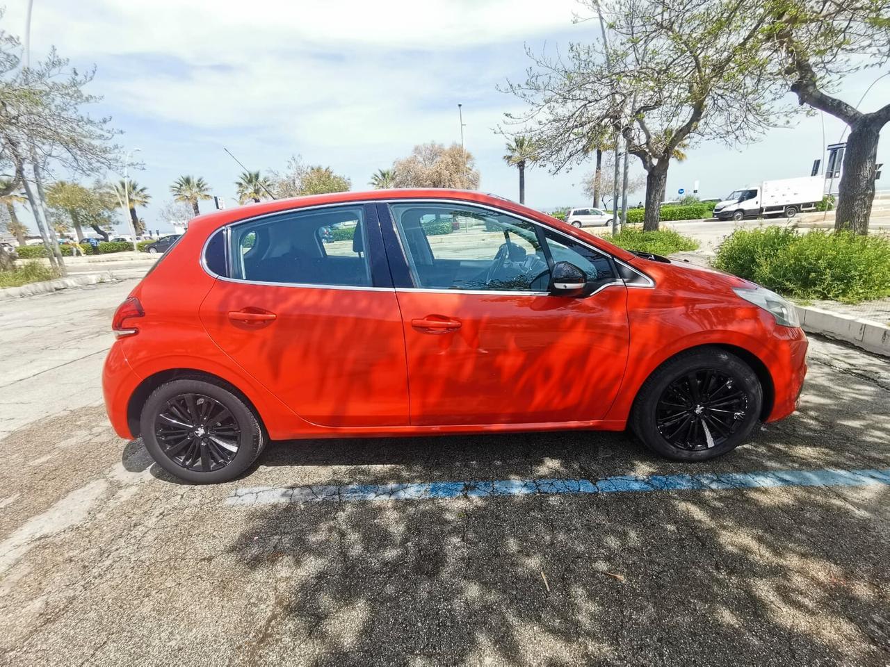 Peugeot 208 BlueHDi 75 5 porte Active - 2015