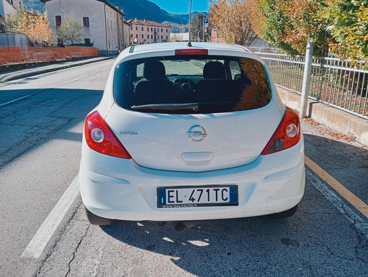 Opel Corsa 1.2 3 porte b-color