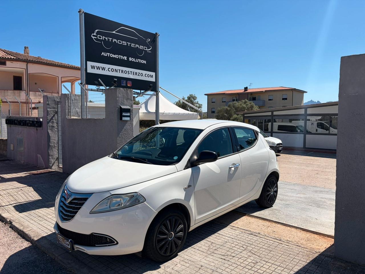 LANCIA YPSILON - NEOPATENTATI - 2 UNITà DISP