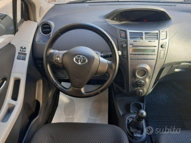 TOYOTA Yaris 1.0 BENZINA 69CV 5 porte Sol