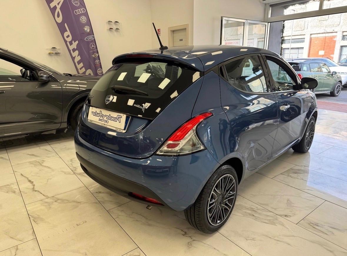 Lancia Ypsilon 1.0 FireFly 5 porte S&S Hybrid Silver