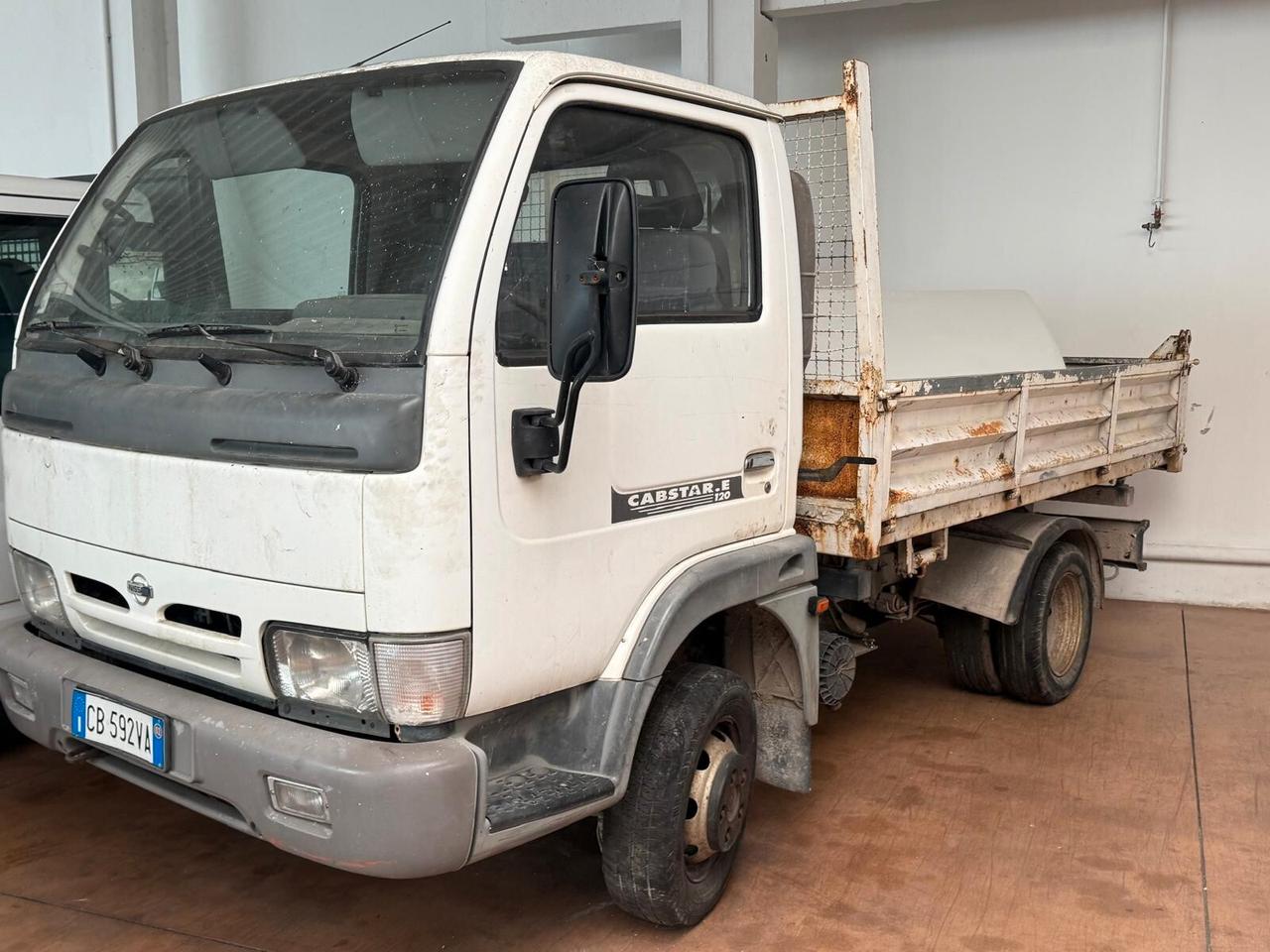 3 Nissan Cabstar ribaltabile non funzionante per operatori del settore