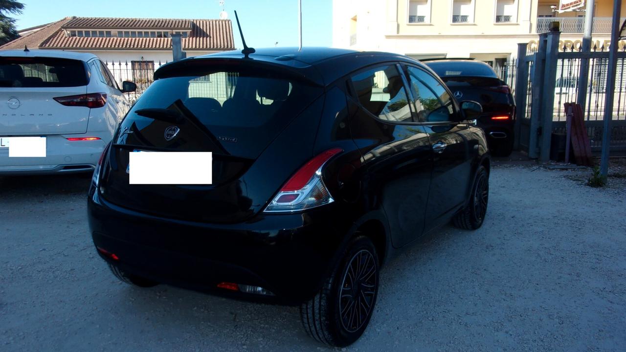 Lancia Ypsilon 1.0 FireFly 5 porte S&S Hybrid Silver
