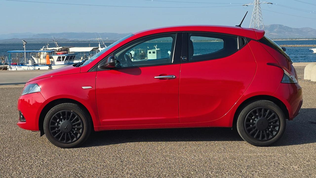 Lancia Ypsilon 1.0 FireFly 5 porte S&S Hybrid Ecochic Silver