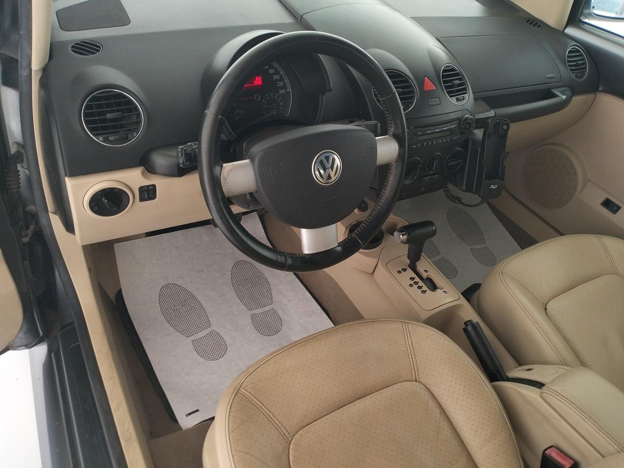 Volkswagen New Beetle 2.0 Cabrio aut.