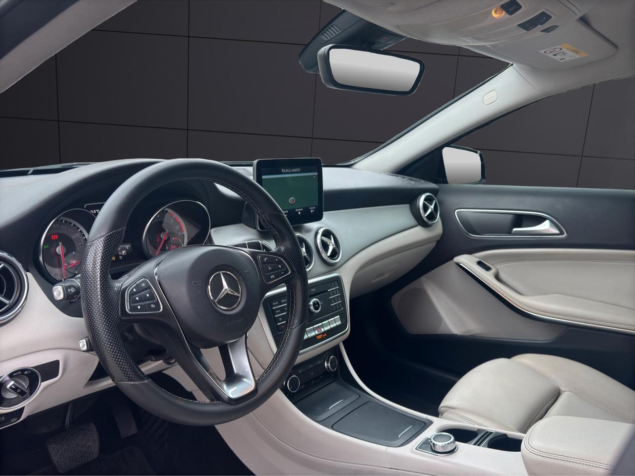 Mercedes-Benz GLA 200d SPORT AUTOMRETROCAMCARPLAY