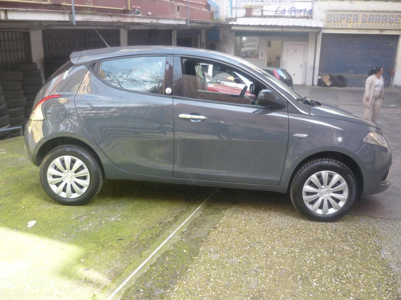 Lancia Ypsilon 0.9 TwinAir 85 CV 5 porte Metano Ecochic Silver