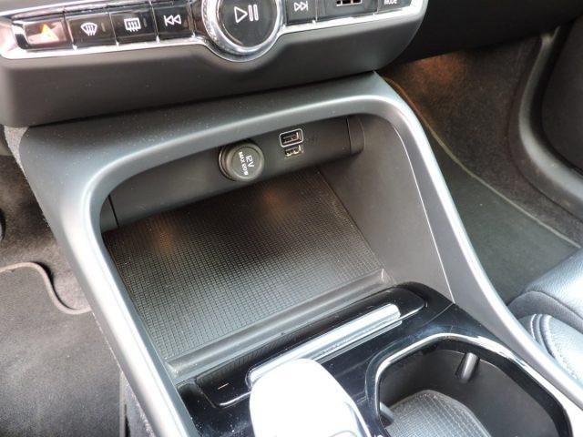 VOLVO XC40 B4 BENZINA AWD INSCRIPTION AUTOMATICA