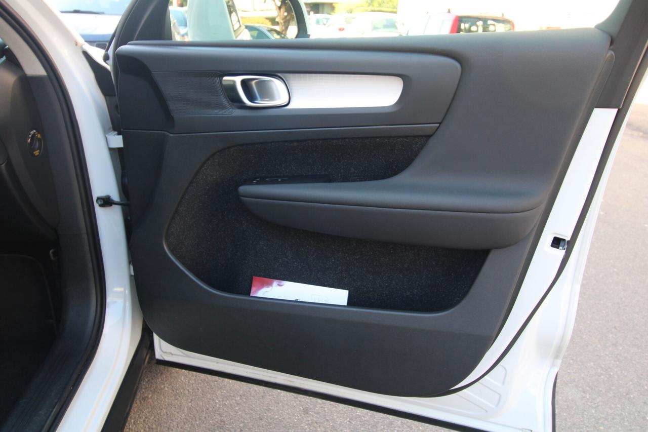 VOLVO XC40 MOMENTUM