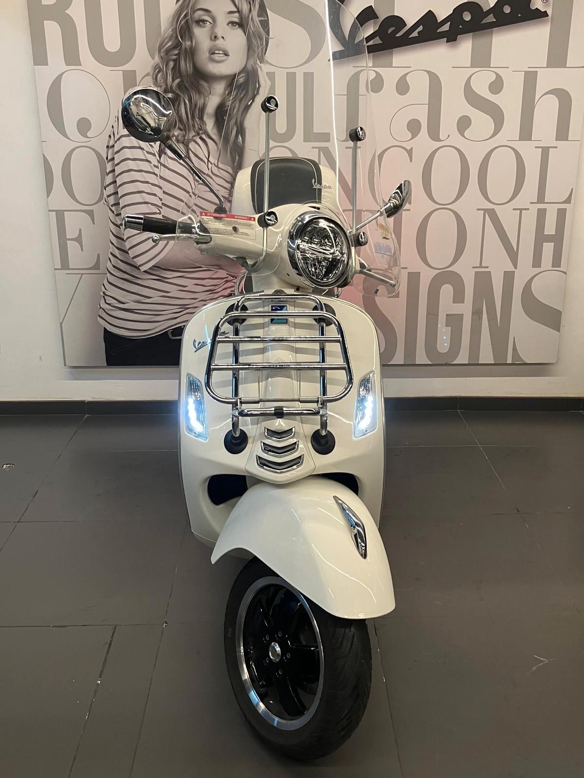 Piaggio Vespa 300 GTS hpe SUPER ABS E4