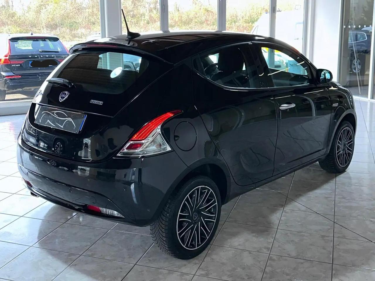 Lancia Ypsilon 1.0 FireFly 5 porte S&S Hybrid Silver