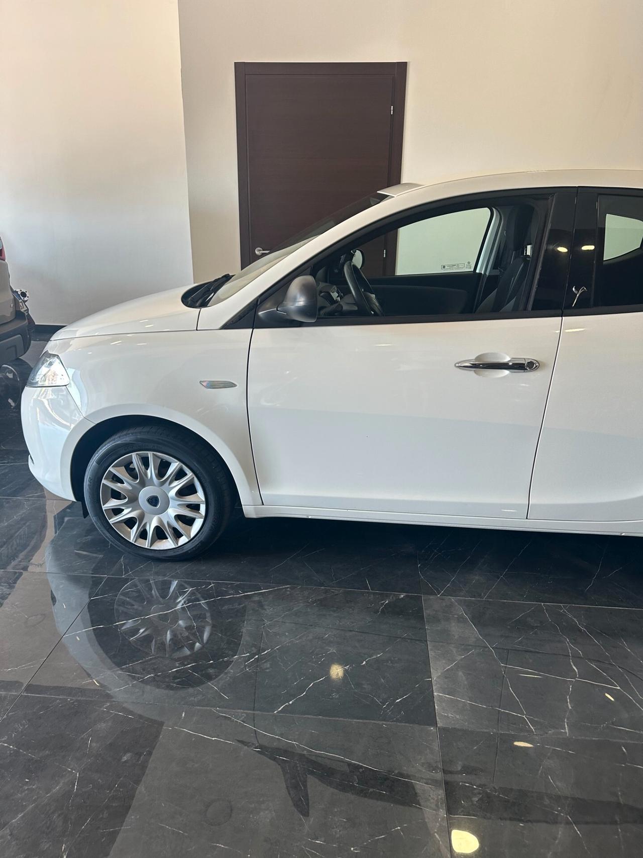 Lancia Ypsilon 1.2 69 CV 5 porte S&S Silver