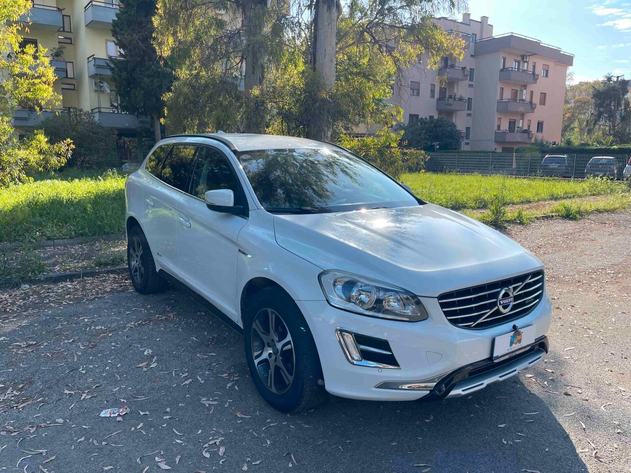 Volvo XC 60 XC60 D5 AWD Geartronic R-design Automatica Apple Car Android
