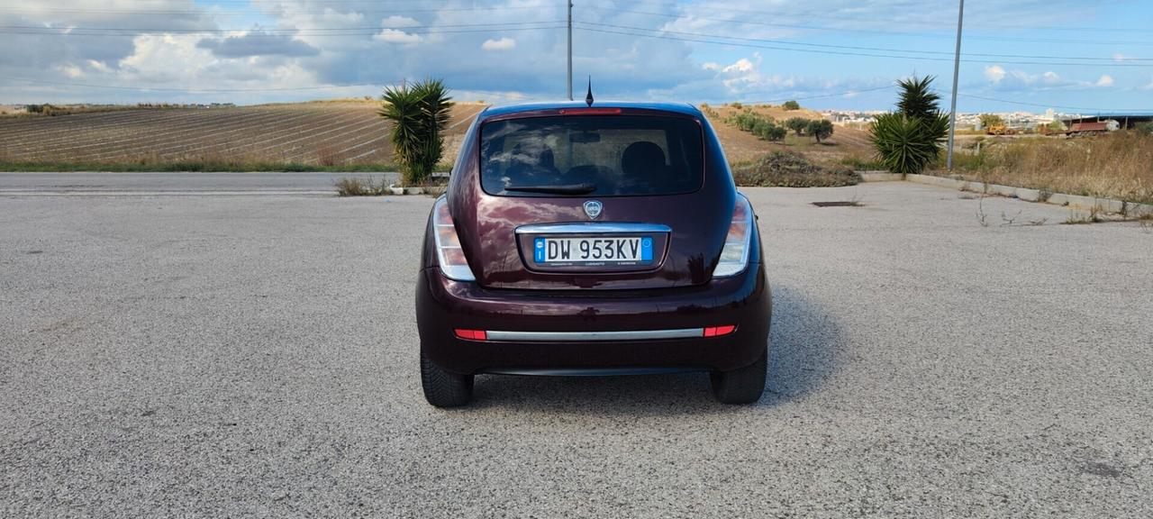Lancia Ypsilon 1.3 MJT 75 CV Versus
