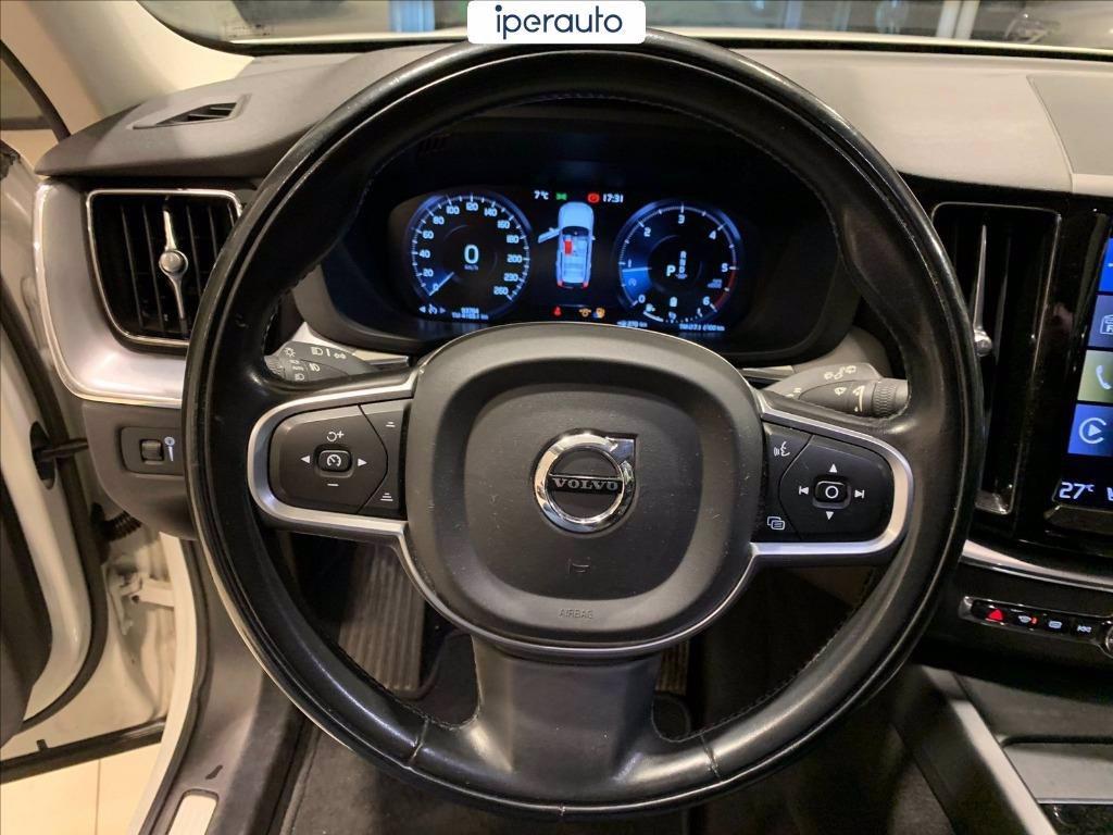 VOLVO XC60 2.0 b4 Momentum Pro awd auto del 2020