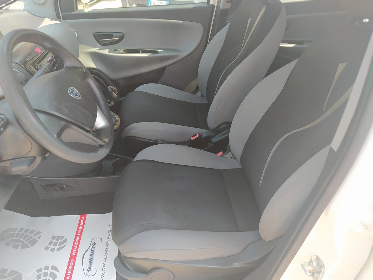 Lancia Ypsilon 0.9 TwinAir 85 CV 5 porte Metano Ecochic Silver Neopatentati