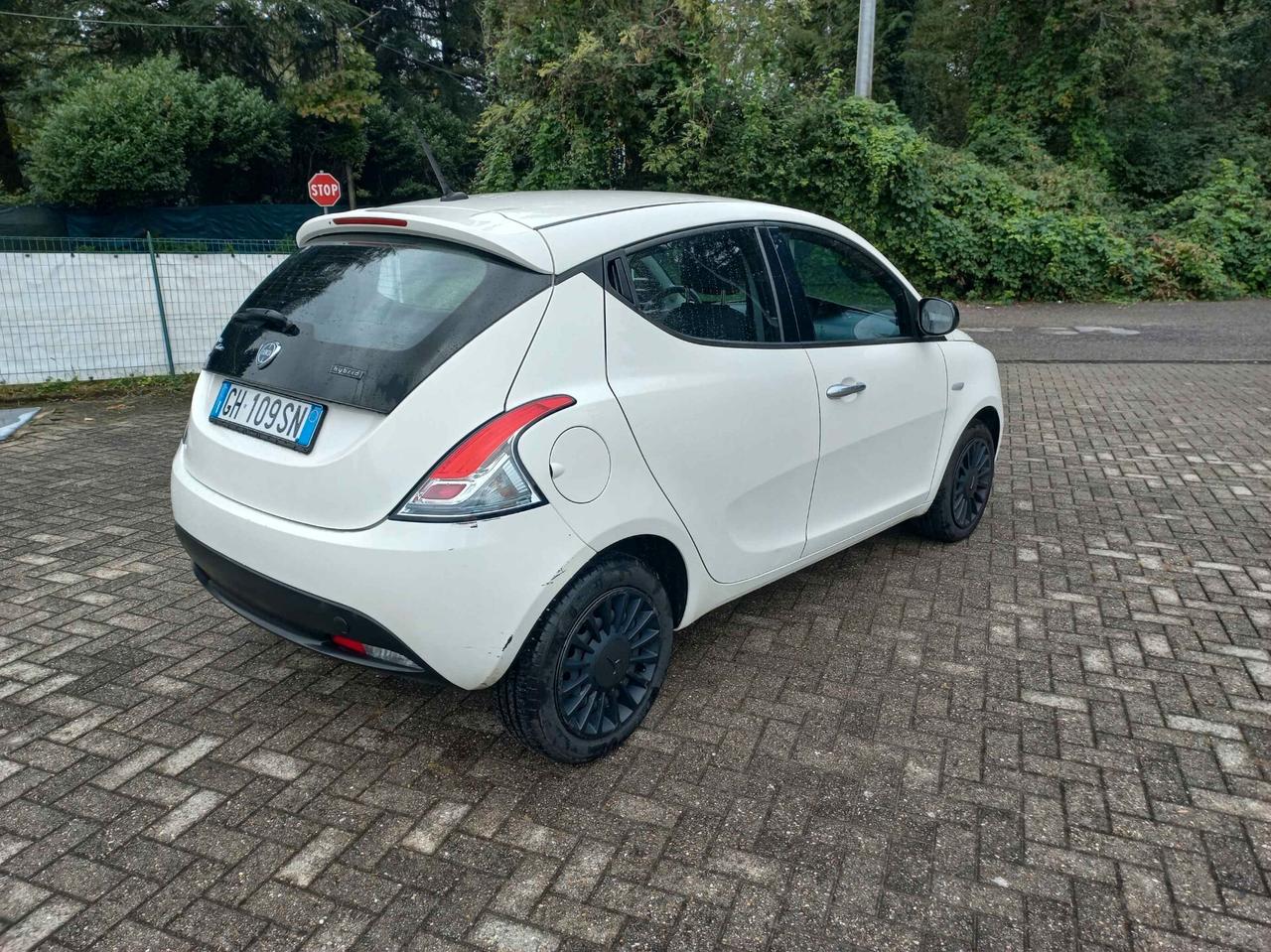Lancia Ypsilon 1.0 FireFly 5 porte S&S Hybrid Ecochic Silver