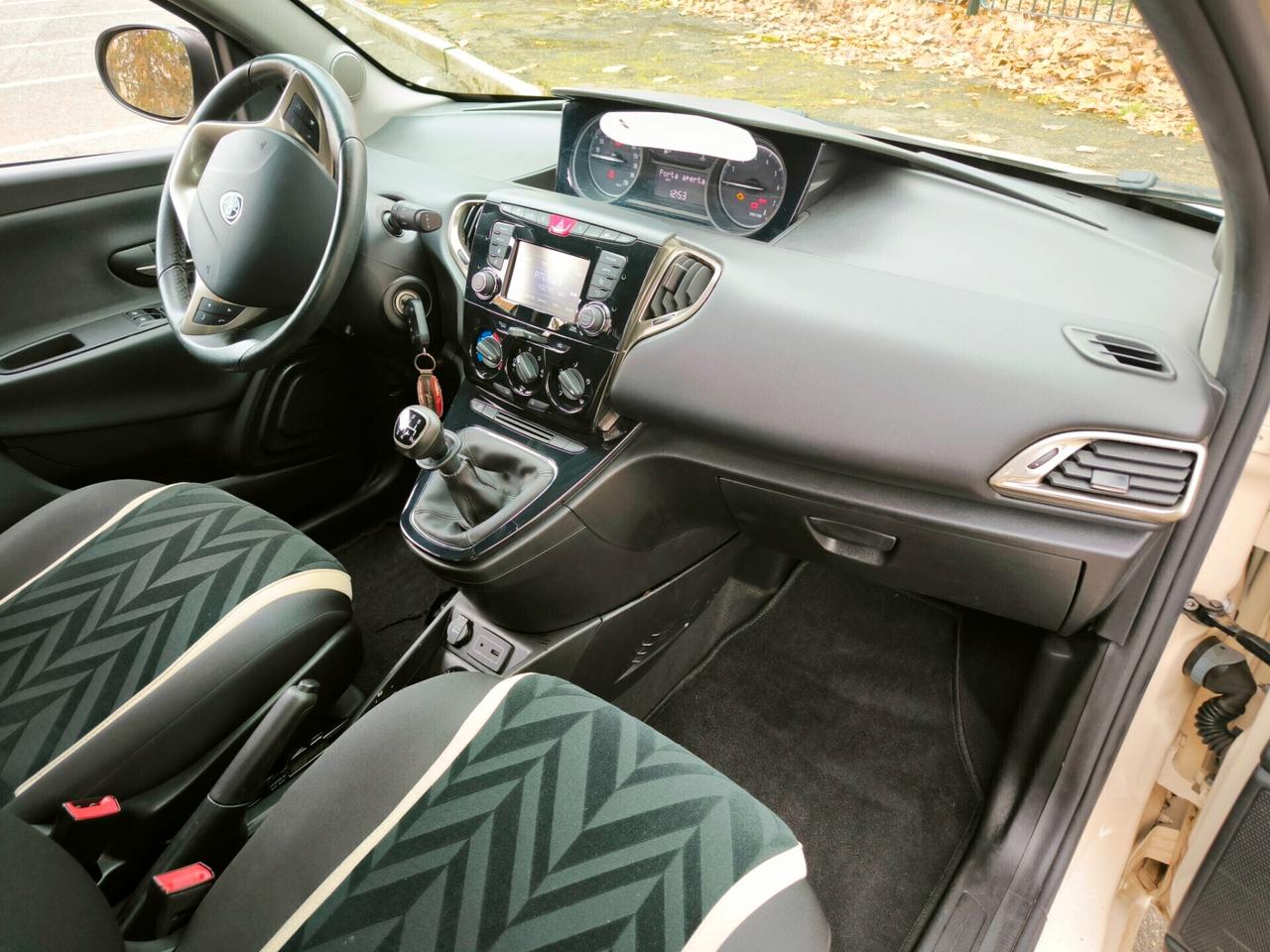 Lancia Ypsilon 1.2 69 CV 5 porte Platinum