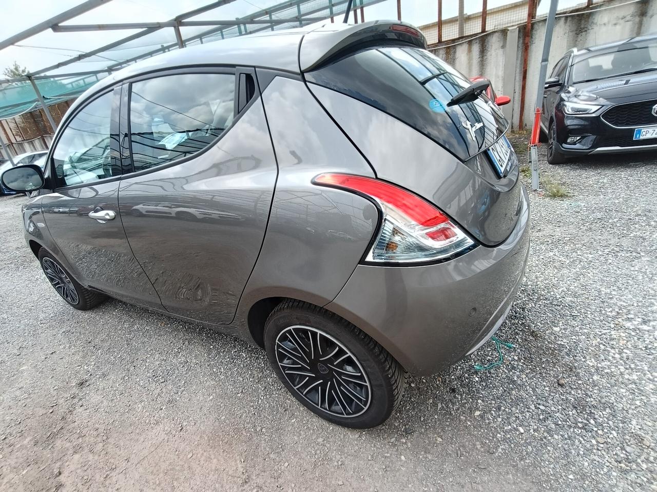 Lancia Ypsilon 1.0 ibrid