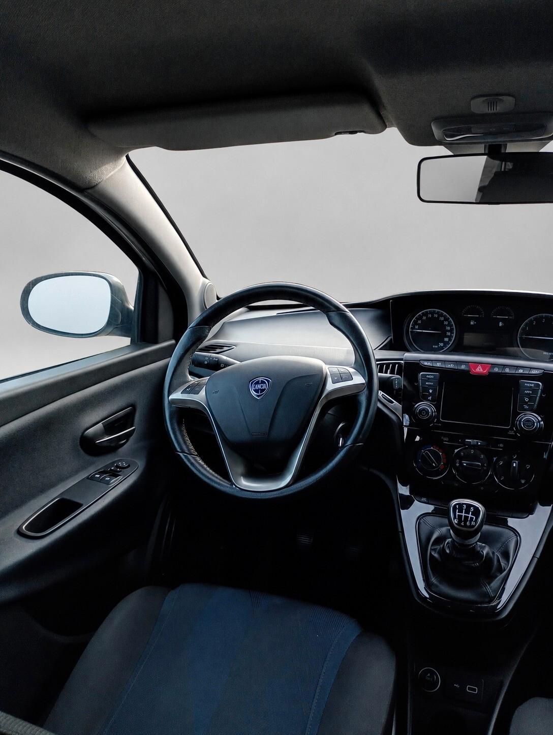 Lancia Ypsilon 1.0 FireFly 5 porte S&S Hybrid Ecochic Silver