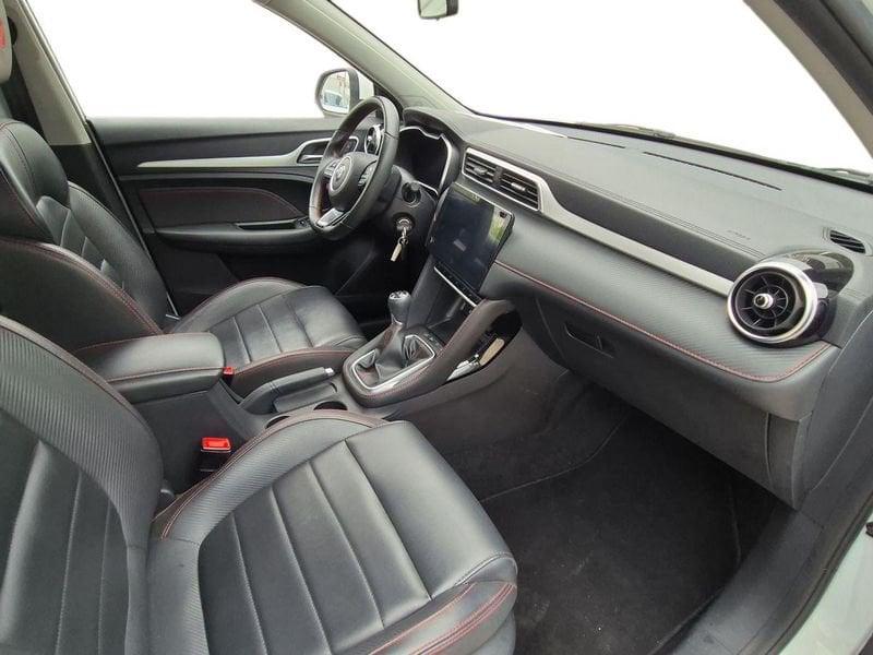 MG ZS Benzina MG ICE 1.5L MT LUX Dover White DARK interior