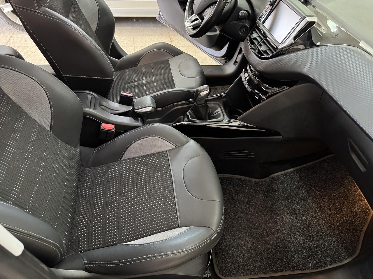 Peugeot 2008 1.2 Allure 82 cv. Navigatore 56 Mila Km.