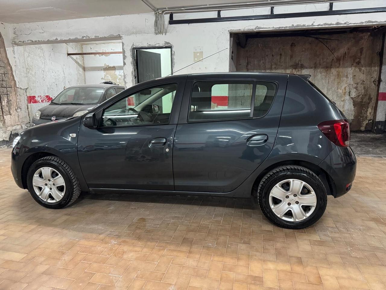 Dacia Sandero 1.0 Laureate NEOPATENTATI – Km Certificati – Garanzia 12 Mesi