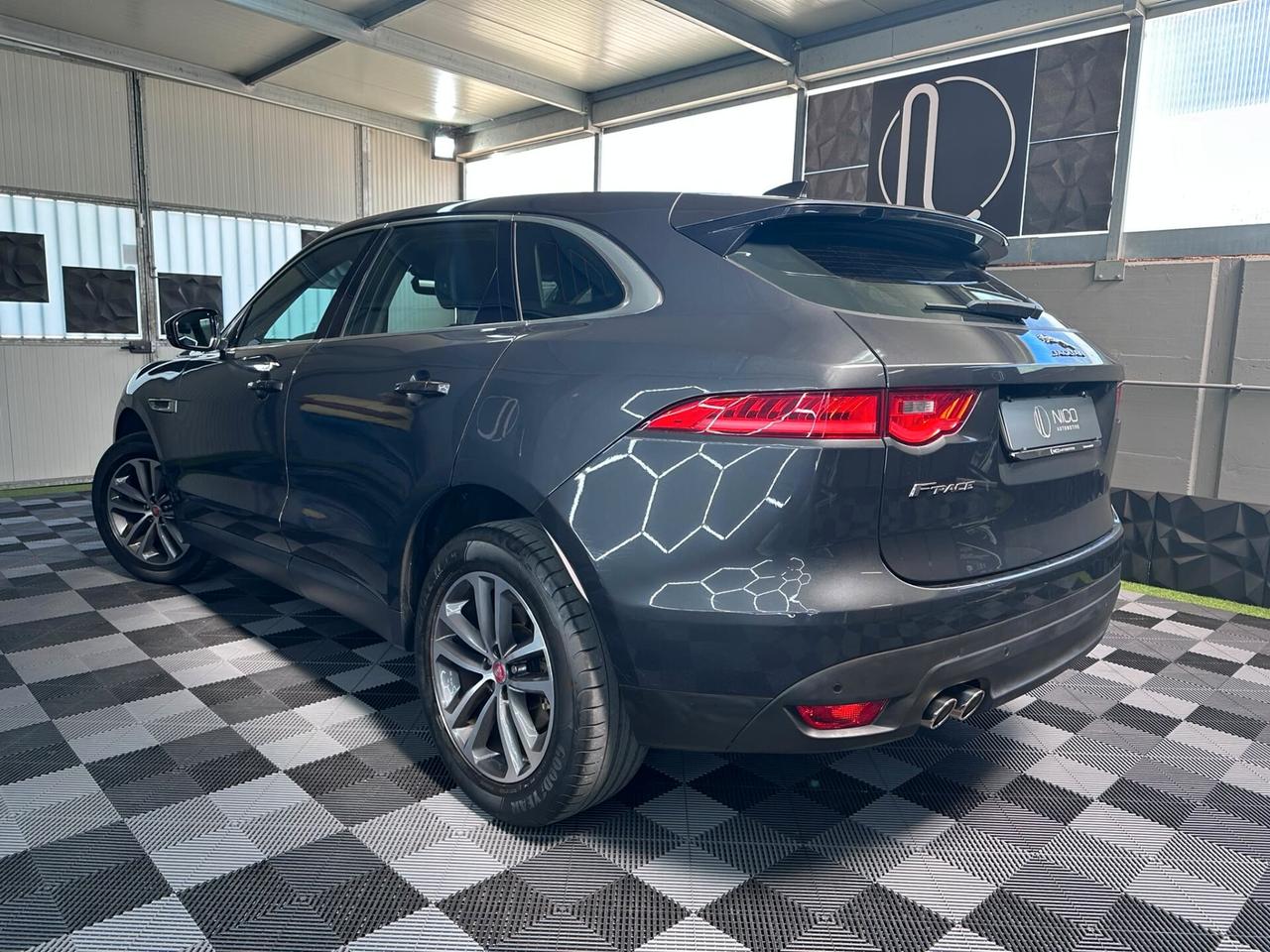 Jaguar F-Pace 2.0 D 180 CV AWD aut. Chequered Flag