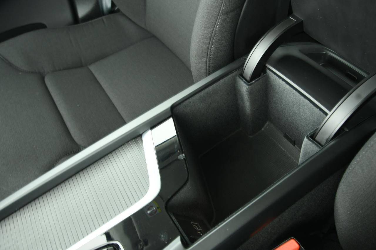 VOLVO XC60 2.0 b4 Momentum Pro awd auto CAMERA+APP CONNECT