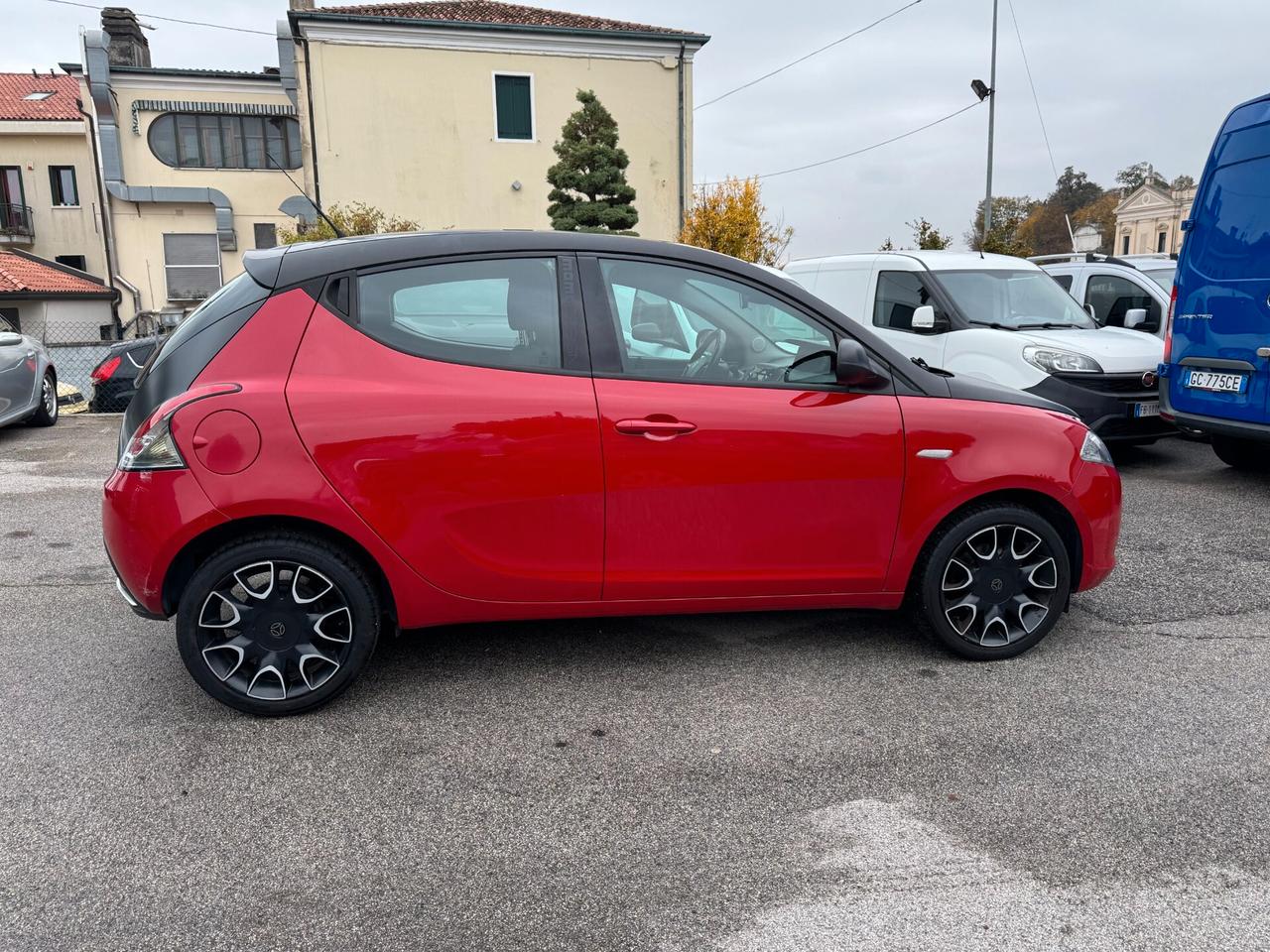 Lancia Ypsilon 1.2 69 CV 5 porte S Momodesign