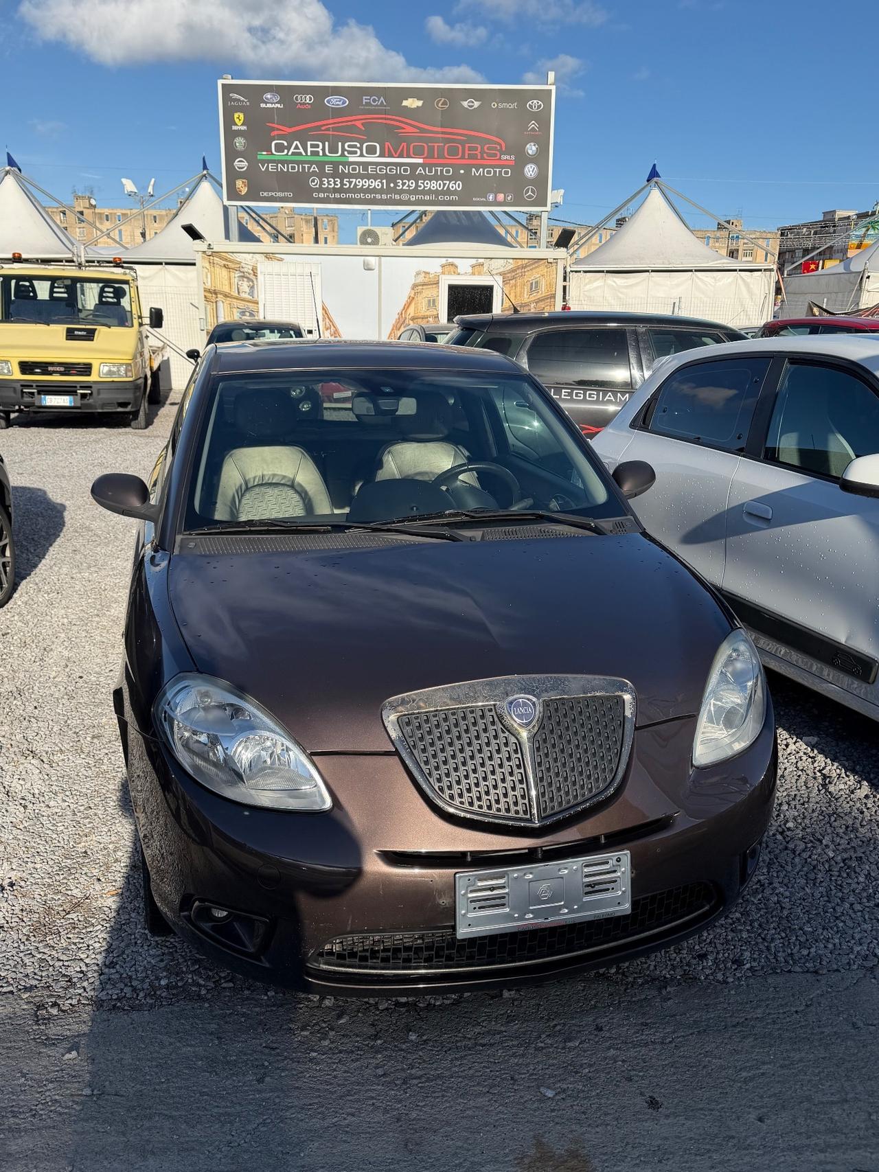 Lancia Ypsilon 1.3 MJT 75 CV Versus