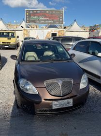 Lancia Ypsilon 1.3 MJT 75 CV Versus