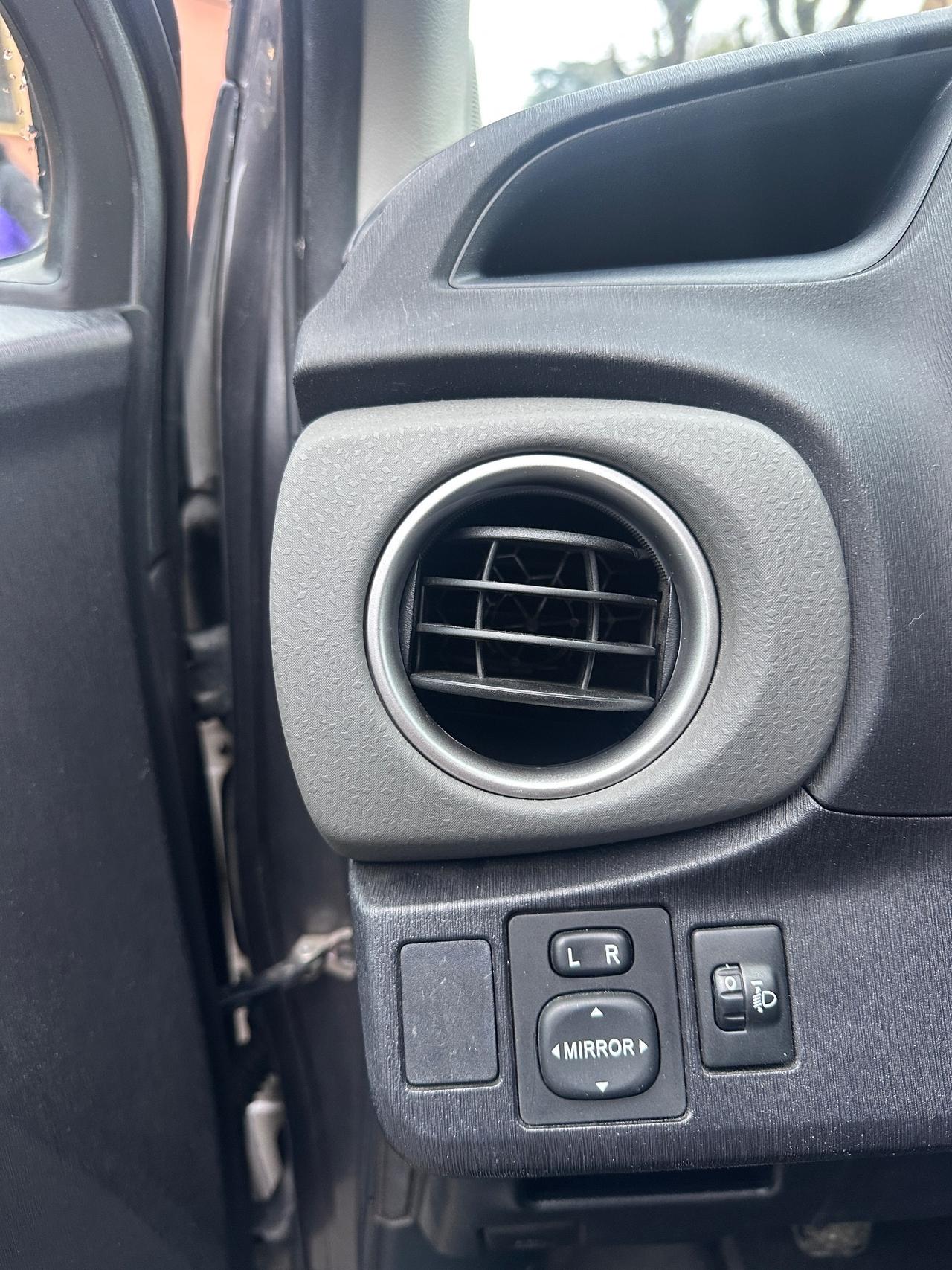 Toyota Yaris 1.0 5 porte Lounge Neopatentati