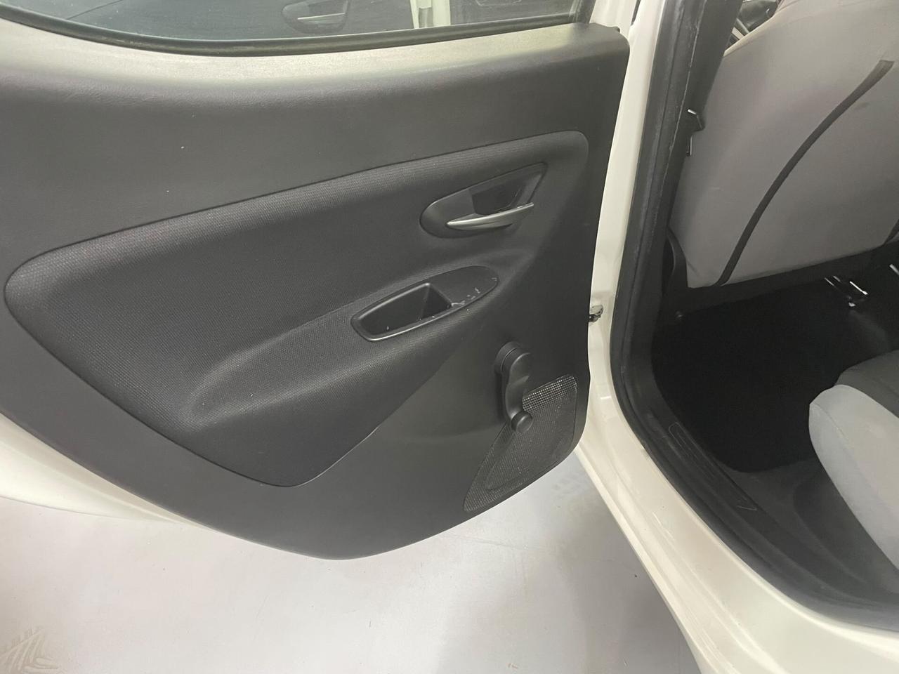 Lancia Ypsilon 1.2 69 CV 5 porte S&S Silver