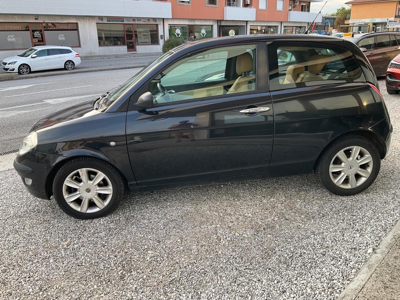 Lancia Ypsilon 1.2 16V Platino