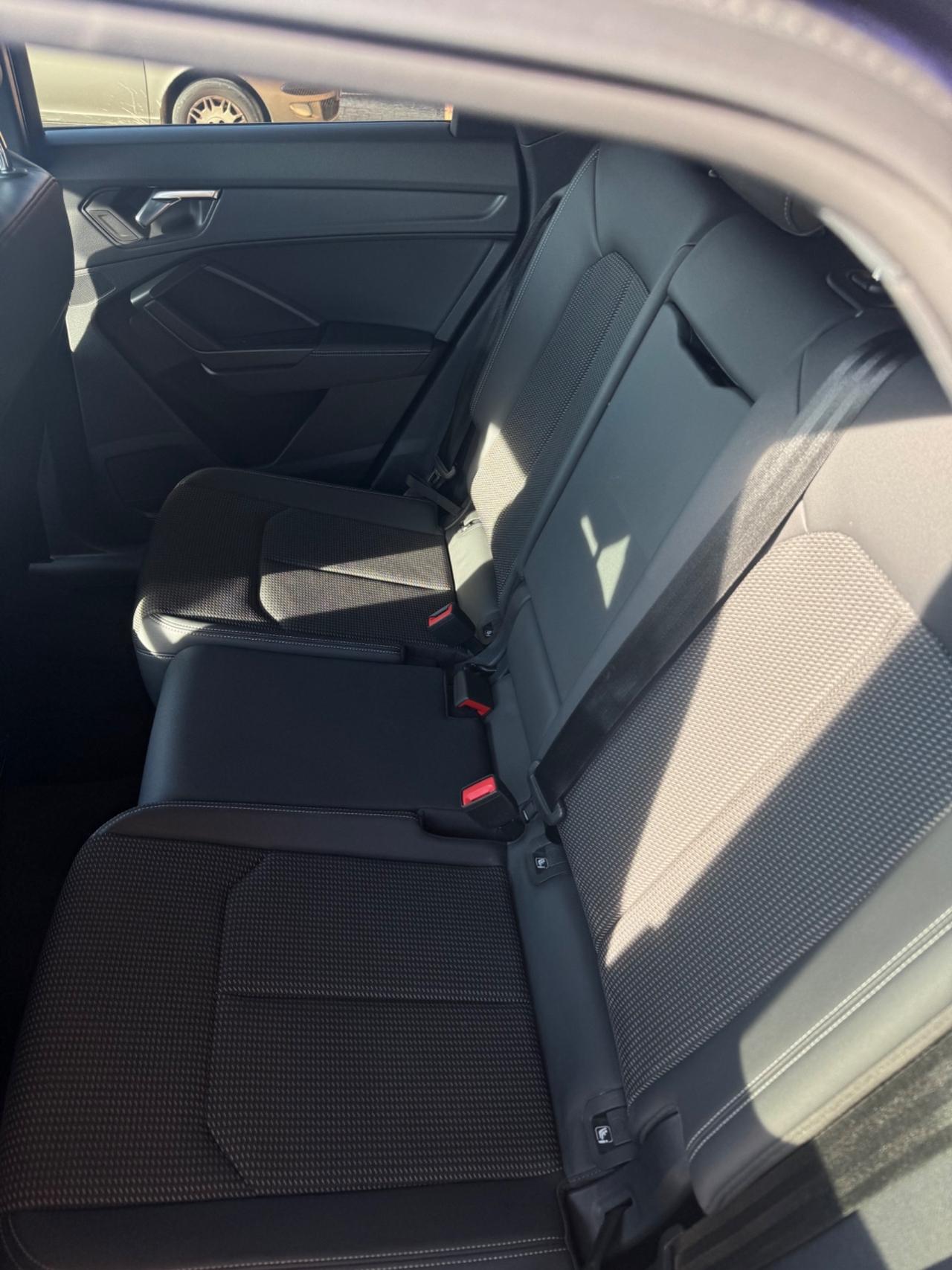 Audi Q3 35 TDI S tronic Identity Black