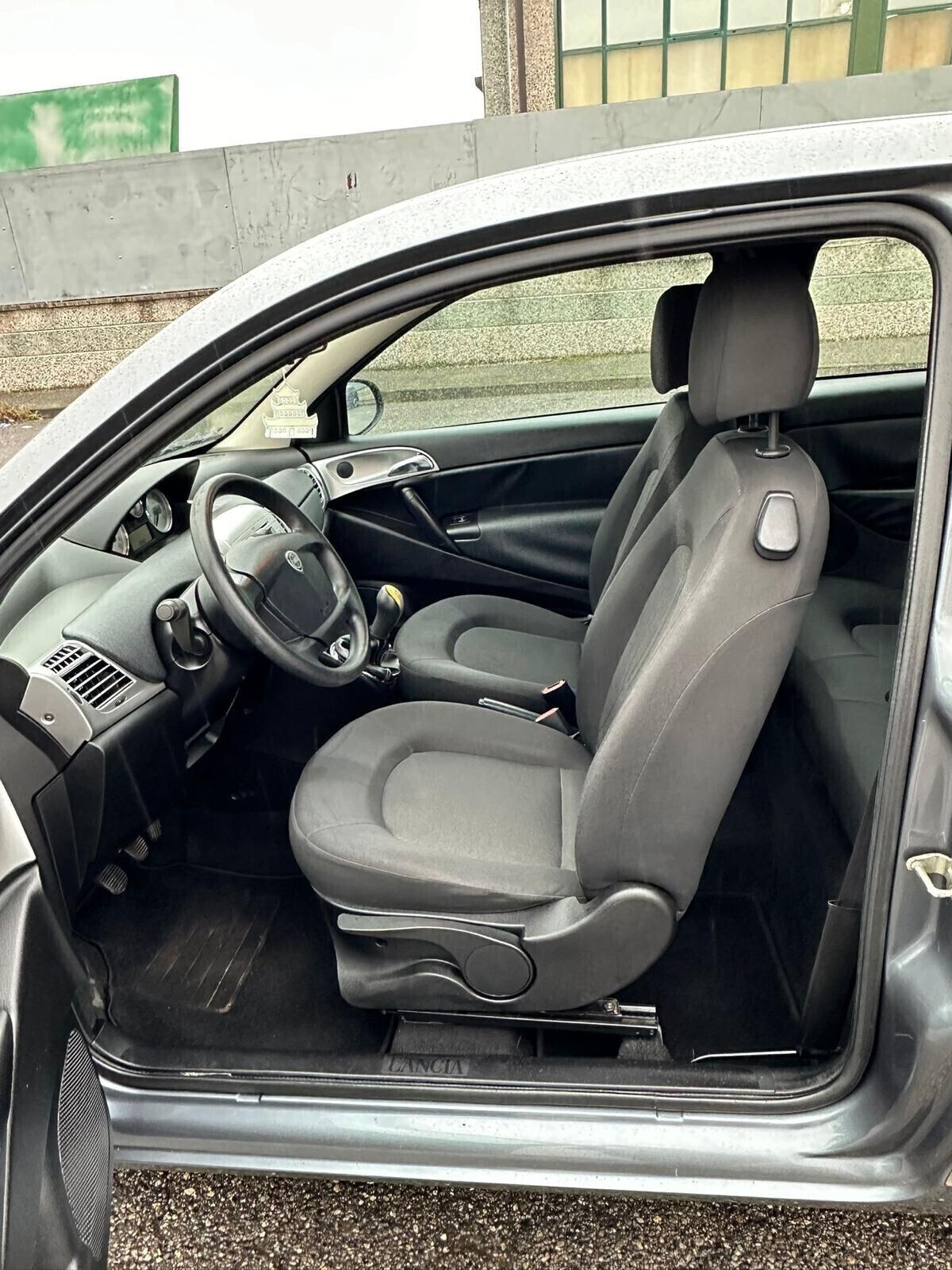 Lancia Ypsilon 1.3 MJT 75 CV Unyca